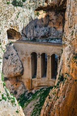 El Caminito del Rey ile tren taş köprü Malaga, İspanya. 