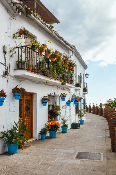 Díszített Homlokzata Ház Virágok Kék Cserépben Mijas Spanyolország — Stock Fotó