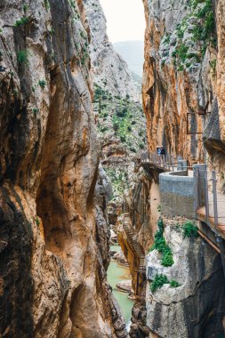Caminito del Rey, İspanya, 04 Nisan 2018: Royal iz El Caminito Del Rey - sarp kayalıklardan gorge Chorro, Endülüs, İspanya boyunca dağ yolu olarak da bilinir