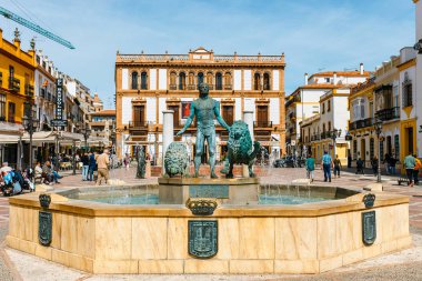 Ronda, İspanya, 05 Nisan 2018: Herkül heykeli ile iki aslan, Plaza del Socorro, Ronda, İspanya