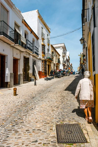 ロンダ スペイン 2018 ロンダ スペインの歴史的な地区に住宅の白いファサードにある狭い通り — ストック写真