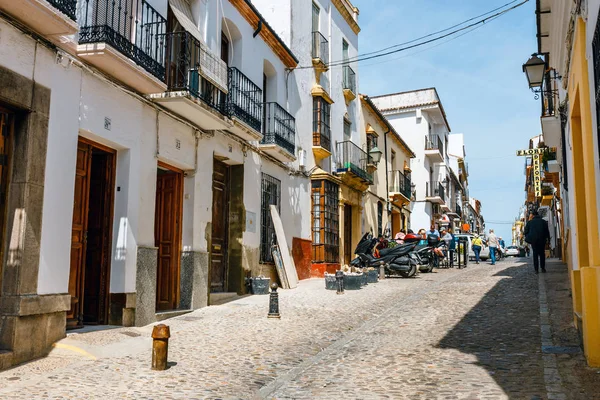 Ronda, İspanya, 05 Nisan 2018: Ronda, İspanya'nın tarihi bölgesinde evlerin beyaz cepheler dar sokak