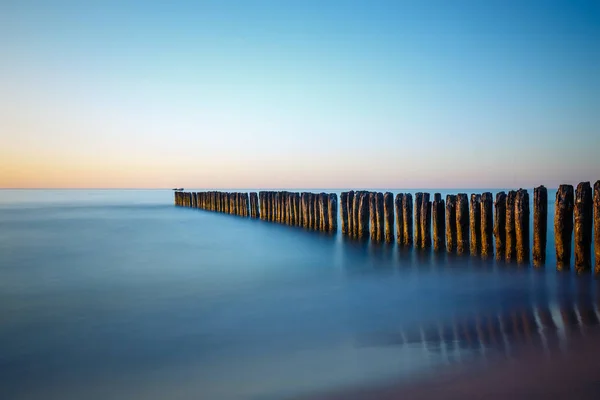 Puesta Sol Playa Con Rompeolas Larga Exposición — Foto de Stock