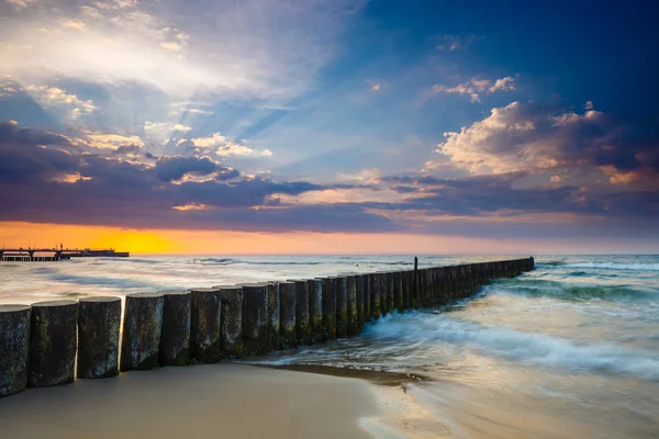 Sonnenuntergang Strand Mit Wellenbrecher Langzeitbelichtung — Stockfoto