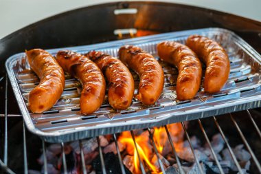 Alevli ızgara, ızgara sosis yakın çekim