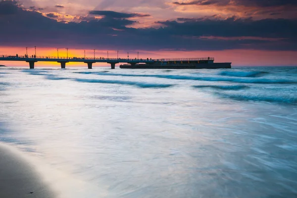 Playa Tranquila Con Muelle Atardecer Larga Exposición — Foto de Stock