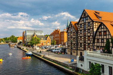 Bydgoszcz, Polonya, 31 Mayıs 2018: Bydgoszcz, Polonya'da ünlü tahıl ambarları ile nehir Brda limanda