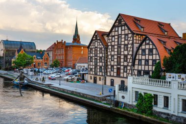 Bydgoszcz, Polonya, 31 Mayıs 2018: Bydgoszcz, Polonya'da ünlü tahıl ambarları ile nehir Brda limanda
