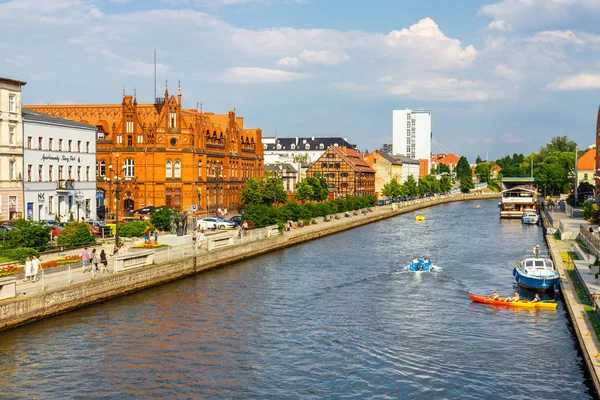 Bydgoszcz, Polonya, 31 Mayıs 2018: Bydgoszcz, Polonya'da güzel mimari ile nehir Brda limanda