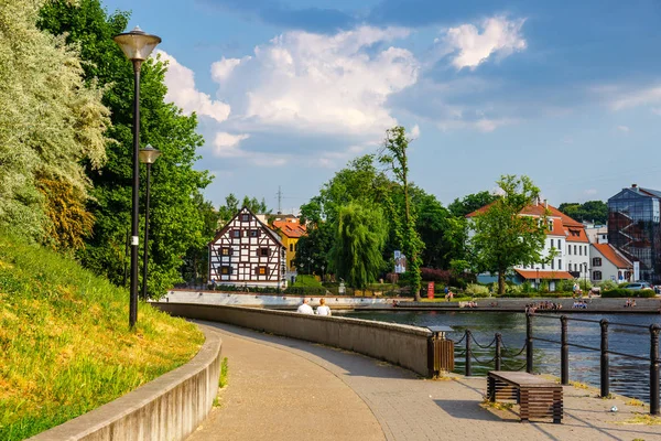 Bydgoszcz, Polonya, 31 Mayıs 2018: Bydgoszcz, Polonya'da güzel mimari ile nehir Brda limanda