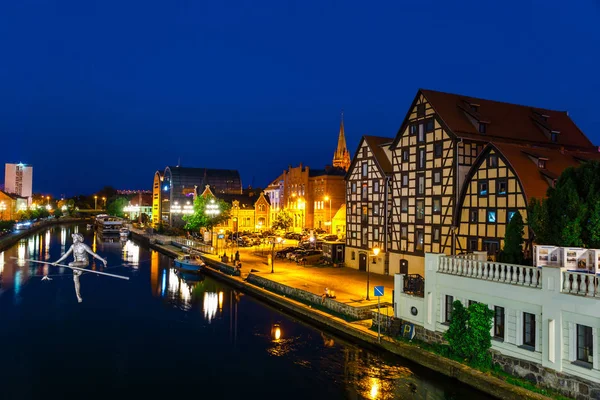 Bydgoszcz, Polonya, 31 Mayıs 2018: Bydgoszcz, Polonya'da gece ünlü tahıl ambarları ile nehir Brda limanda