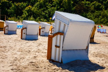 Sandy beach ve geleneksel hasır sepetleri güneşli gün plaj