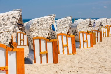Sandy beach ve geleneksel hasır sepetleri güneşli gün plaj