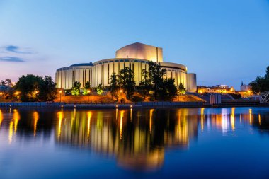 Geceleri, Polonya Bydgoszcz şehirde bina opera