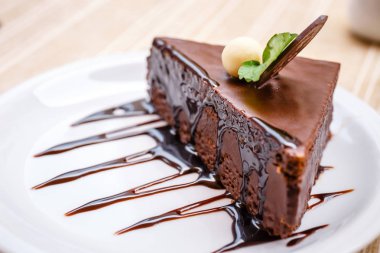 Lezzetli zencefilli kek Çikolata Beyaz tabakta ile