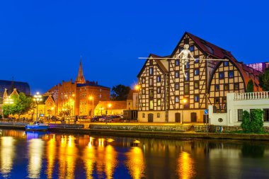 Rıhtımlar üzerinde nehrin Brda Bydgoszcz, Polonya'da gece ünlü tahıl ambarları ile