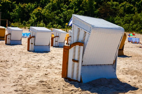 Sandy Beach Geleneksel Hasır Sepetleri Güneşli Gün Plaj — Stok fotoğraf