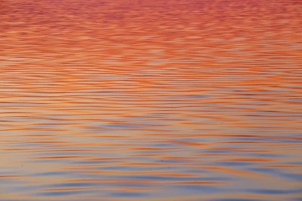 Oberfläche Des Wassers Bei Sonnenaufgang Natürlicher Hintergrund — Stockfoto