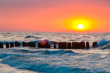 Güzel gökyüzü olan plajda gün batımı
