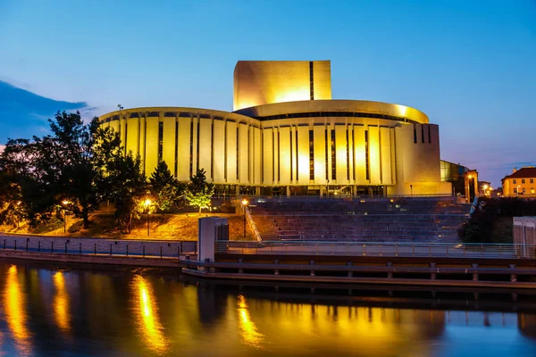 Geceleri, Polonya Bydgoszcz şehirde bina opera