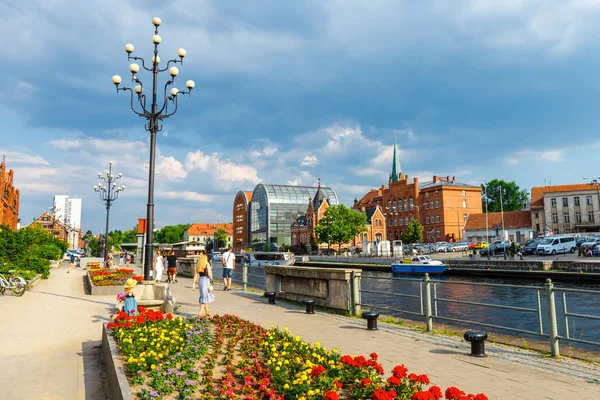 Bydgoszcz, Polonya, 31 Mayıs 2018: Bydgoszcz, Polonya'da güzel mimari ile nehir Brda limanda