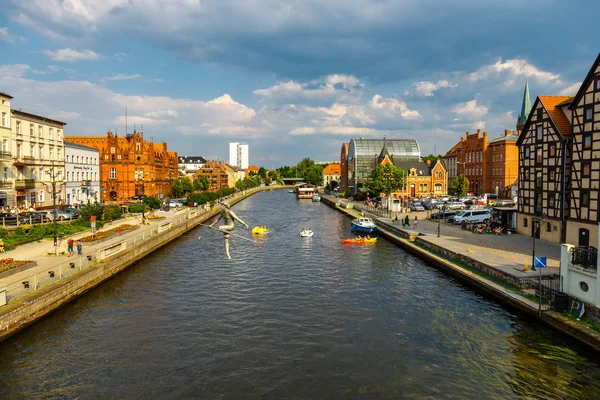 Bydgoszcz, Polonya, 31 Mayıs 2018: Bydgoszcz, Polonya'da güzel mimari ile nehir Brda limanda