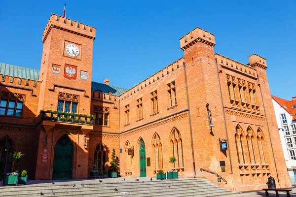 Kolobrzeg, Polonya - 30 Mayıs 2018: Kolobrzeg şehir merkezi ile neo gotik Binası, Belediye Binası, Batı Pomeranya, Polonya