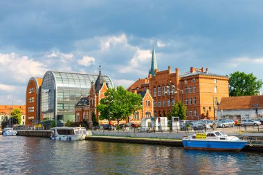Bydgoszcz, Polonya, 31 Mayıs 2018: Bydgoszcz, Polonya'da güzel mimari ile nehir Brda limanda