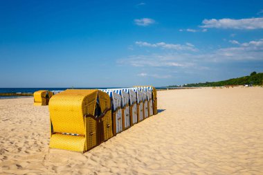 Sandy beach ve geleneksel hasır sepetleri güneşli gün plaj