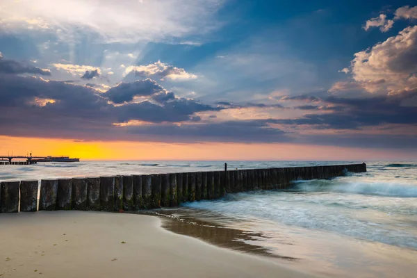 Pôr Sol Praia Com Quebra Mar Exposição Longa Data — Fotografia de Stock