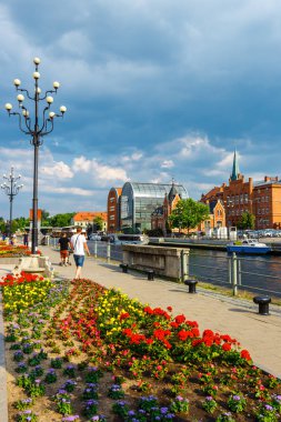 Bydgoszcz, Polonya, 31 Mayıs 2018: Bydgoszcz, Polonya'da güzel mimari ile nehir Brda limanda