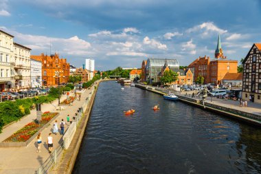 Bydgoszcz, Polonya, 31 Mayıs 2018: Bydgoszcz, Polonya'da güzel mimari ile nehir Brda limanda