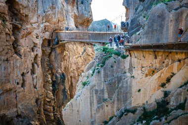 Caminito del Rey, İspanya, 04 Nisan 2018: Royal iz El Caminito Del Rey - sarp kayalıklardan gorge Chorro, Endülüs, İspanya boyunca dağ yolu olarak da bilinir