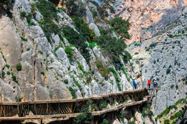 Caminito del Rey, İspanya, 04 Nisan 2018: Royal iz El Caminito Del Rey - sarp kayalıklardan gorge Chorro, Endülüs, İspanya boyunca dağ yolu olarak da bilinir