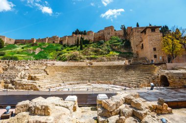 Kalenin Alcazaba ile yıkıntıları Roma Tiyatrosu, Malaga, İspanya