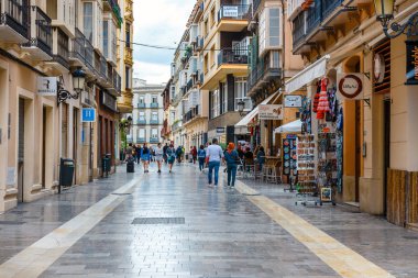 Malaga, İspanya, 03 Nisan 2018: Dar sokak nerede turist dükkanlar için arıyorlar Malaga tarihsel merkezi 