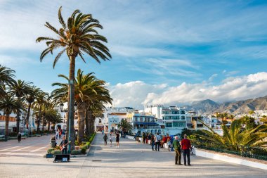 Nerja, İspanya, 03 Nisan 2018: Akdeniz'in güneşli görünümünden Nerja, Andalusia Eyaleti, İspanya Avrupa'nın balkonda bakış.