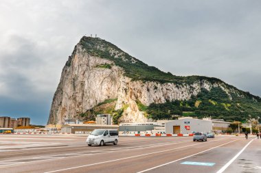 Cebelitarık, İspanya - 07 Nisan 2018: havaalanında Cebelitarık, pist. Pist yolu haçlar. Havaalanı bir dünyanın en aşırı hava alanları