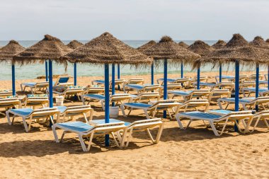 Şezlong ve plaj hasır şemsiyeler. Costa del Sol, Endülüs, İspanya