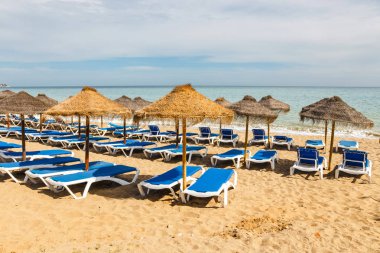 Şezlong ve plaj hasır şemsiyeler. Costa del Sol, Endülüs, İspanya