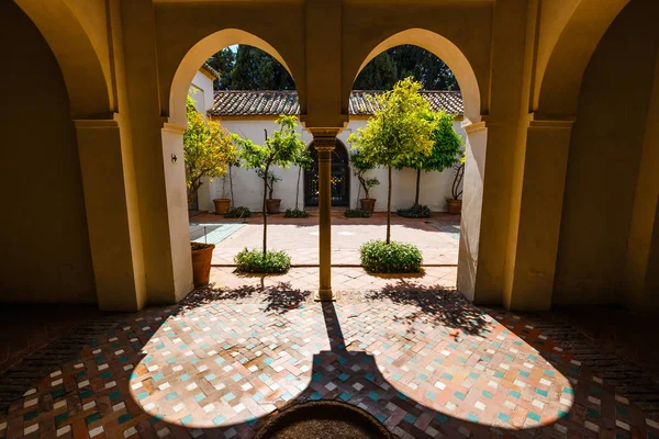 阿卡扎城堡在马拉加 哥斯达黎加 西班牙的庭院 — 图库照片