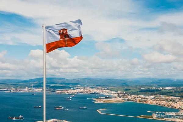 Nahaufnahme Der Gibraltar Flagge Die Gegen Den Blauen Himmel Weht — Stockfoto