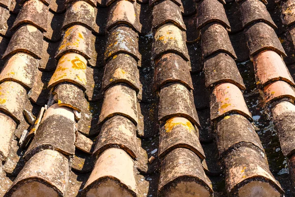 老褐色和破旧的屋顶带状疱疹在一所房子 — 图库照片