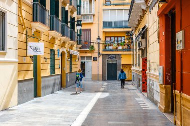 Malaga, İspanya, 03 Nisan 2018: Dar sokak nerede turist dükkanlar için arıyorlar Malaga tarihsel merkezi 