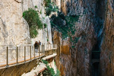 Caminito del Rey, İspanya, 04 Nisan 2018: turist yürüyüş El Caminito del Rey, Malaga, İspanya