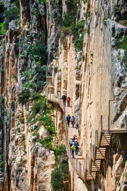 Caminito del Rey, İspanya, 04 Nisan 2018: Royal iz El Caminito Del Rey - sarp kayalıklardan gorge Chorro, Endülüs, İspanya boyunca dağ yolu olarak da bilinir