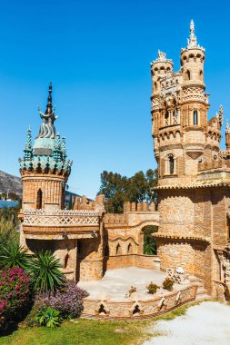 Benalmadena, İspanya, 08 Nisan 2018: Colomares Cristopher Colombus ve Amerika keşfi onurlandıran bir anıtıdır. 1987 ile 1994 arasında inşa edildi ve birkaç farklı architechtural tarzı bir kombinasyonudur