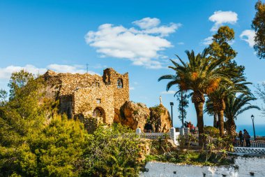 Mijas, İspanya, 08 Nisan 2018: Turist Virgen de la Pena kilisede Mijas (kaya bakire) ziyaret edin. Andalusia, İspanya