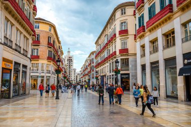 Malaga, İspanya, 03 Nisan 2018: Dar sokak nerede turist dükkanlar için arıyorlar Malaga tarihsel merkezi 