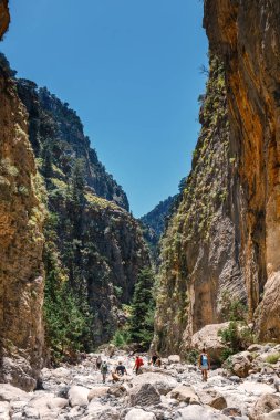 Crete, Yunanistan, 26 Mayıs 2016: Turist Merkezi Girit, Yunanistan Samiriye Gorge zammı. Milli Parkı Unesco biyosfer rezervi 1981 yılından bu yana olduğunu.